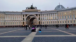 Би-2- "Полковнику никто не пишет" уличный музыкант Николай Музалёв на Дворцовой площади в Петербурге