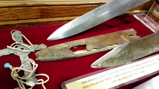 Knives of Note: the American Bowie display at the okca with Bob Vines