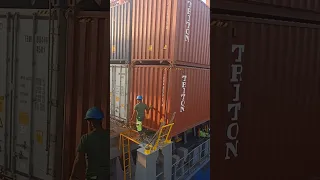 HOW TO PUT TWIST LOCK TO CONTAINER VAN