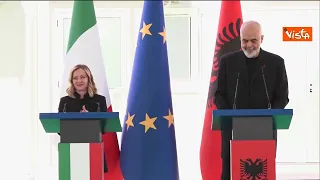 Giorgia Meloni in Albania dopo la visita agli hotspot per i migranti - INTEGRALE