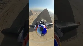 Atemberaubender Wingsuit- Flug an den Pyramiden von Gizeh! 🦅 | Fred Fugen