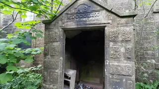 Walk Around a Creepy Old Abandoned House From The 1800's With Cars Found!