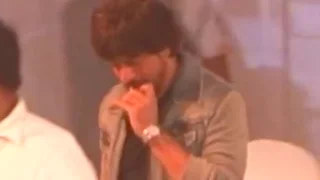 Shahrukh Khan SMOKING IN PUBLIC | Video