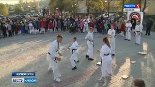 Черногорские каратисты провели флэш-моб в честь дня рождения Владимира Путина. 07.10.2019