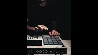 Finger drumming Akai Mpc Live 2