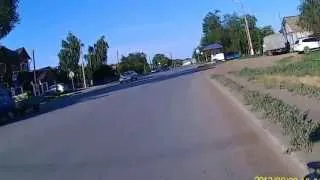 Девушка-пассажир на мотоцикле с номером на спине