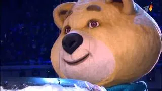 Олимпийский мишка гасит огонь зимних игр в Сочи 2014. Закрытие олимпиады. Плачь медведя.