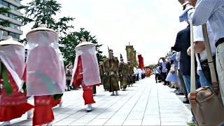 Зачем по Токио идут люди в древних японских костюмах (новости)