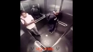 Negro se caga en el ascensor