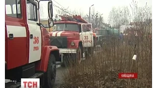 Над Білогородкою утворилися хмари диму через пожежу на складах