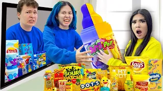 BLUE VS YELLOW FOOD CHALLENGE | EATING ONLY 1 COLOR OF FOOD IN 24 HOURS BY SWEEDEE