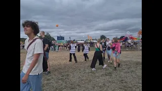 Cha Cha Cha ja porukka juoksee. Käärijä yleisöä @ Ruisrock 7.7. 2023