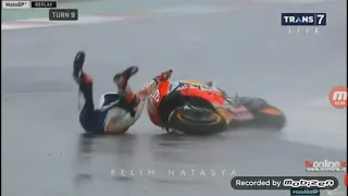 Aksi Gila Rossi 2018 , gass pool meski balapan di saat hujan deras.