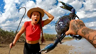 GIANT CRAB vs MY GIRLFRIEND Her first crab caught by hand - CATCH AND COOK