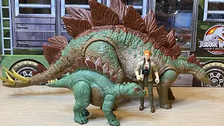 Jurassic World 🌎 Legacy Collection Dr. Sarah Harding & Stegosaurus Pack 🎥✅😃🌿🍃🪵🎥☀️📸🎞📷📹🔦📡
