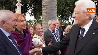 Mattarella apre i giardini del Quirinale, una signora "Posso stringerLe la mano?