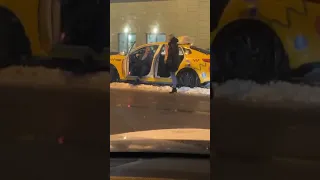 Таксист выкинул пассажирку