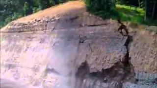 Massive Rockfall During Road Construction [SaveYouTube.com].mp4