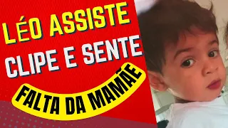 LÉO ASSISTE CLIPE DE MARÍLIA POR ESTAR SENTINDO FALTA DA MÃE, À MANDO DE PSICÓLOGOS E FÃS CHORAM😭