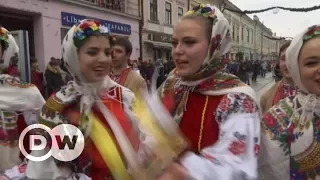 Карпатський фольклор: різдвяні гуляння українців у Румунії | DW Ukrainian
