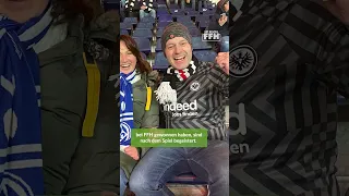 Eintracht- und Darmstadt-Fan schauen nebeneinander das Derby