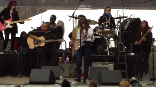 Amber Coffman at the Womens March performing Get Free (Major Lazer)