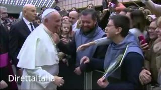 13 01 2016 PAPA FRANCESCO SI EMOZIONA QUANDO INCONTRA TRA I FEDELI UN SUO AMICO