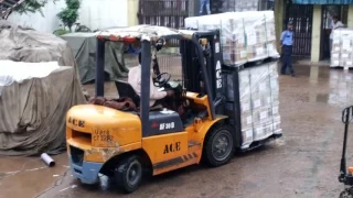 how to load a container with a forklift without ramp