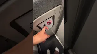 Cómo es el BAÑO de un AVIÓN LOW COST 🚽 ✈️