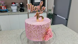 DECORAÇÃO DE BOLO COM STENCIL / FICOU MUITO ELEGANTE ESSE BOLO @PARISCAKEDESIGNER​