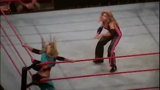 10.27.05 WWE HOUSE SHOW Trish Stratus vs Torrie Wilson (Ashley & Victoria)
