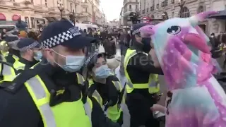 Столкновения противников локдауна с полицией в Лондоне