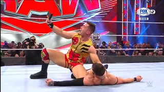 Austin Theory ataca a Finn Bálor - WWE Raw 14/03/2022 (En Español)