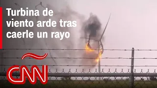 Video captura turbina de viento en llamas después de ser golpeada por un rayo