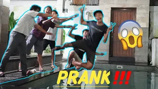 MAIN SEMBUNYI SEMBUNYIAN DIVILLA / PRANK TIM KITA CEBURIN KEKOLAM RENANG! | Mikael TubeHD