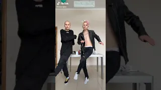 Даня Милохин и Лёша Янгер танцуют в TikTok МЫШКА СОСИСКА😂 (Dream Team House) (TikTok House)