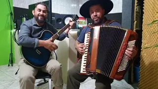 Sandro Oliveira e Parente (Os Mateadores) cantando DO FUNDO DA GROTA!