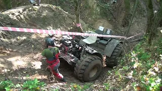 Саморобна бричка проходить спецділянку на передку off-road 4x4