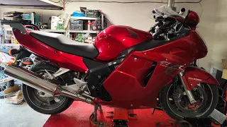 Honda CBR 1100 XX przegląd oraz walka z gaźnikami.