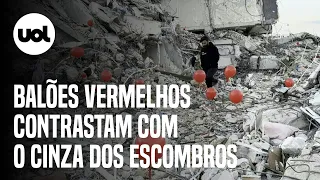 Terremoto na Turquia: Homem põe balões vermelhos em escombros para lembrar vítimas