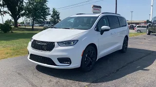 New 2023 Chrysler Pacifica Touring L Walk Around (N23228)