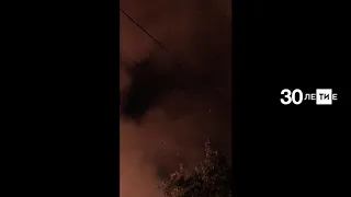 На видео попал ночной пожар в дачном поселке в Казани, в котором погибла женщина