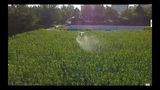 16 liter sprayer drone spraying automatically - Dron rociador de 16 litros rociando automáticamente