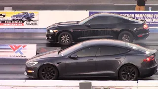 Tesla Plaid Model S vs Turbo Mustang & Camaro ZL1 - 1/4 Mile Drag & Roll Races