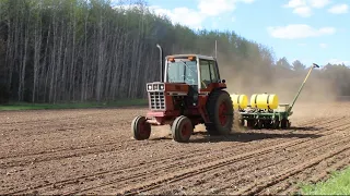 Planting Soybeans with the IH 1086 and John Deere 7000 Planter