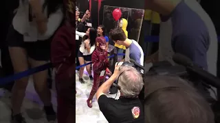 Grant Gustin greeting a fan at SDCC 2017//Flash costume