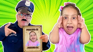 Maria Clara Finge Brincar de Policial | Pretend Play Funny Police Chase Story for Kids -MC Divertida