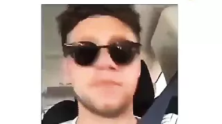 Niall escuchando reggaeton lento