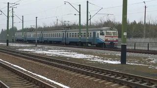 Электропоезд "переменник" ЭР9П-4002 сообщением прибывает на станцию Святогорск