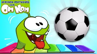 MÚSICA COM BOLAS DE FUTEBOL ⚽️  As Bolas Coloridas @OmNomAprendaPortuguese